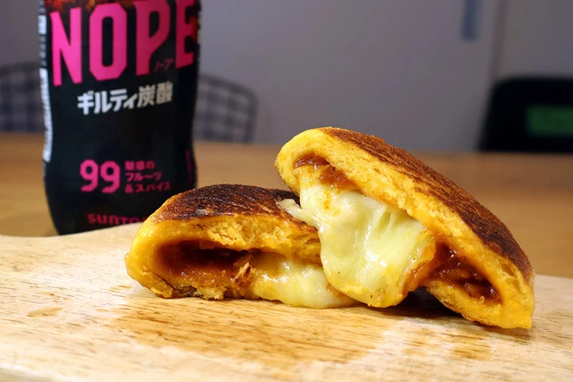 【ピザまんのバター焼き】話題の炭酸ドリンクにぴったり! ピザまんを大量のバターで焼いたギルティすぎる激ウマフード!<野島慎一郎のバカレシピ>